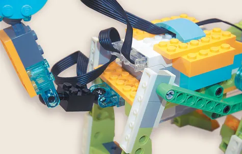Шагающие лапы робота-анкилозавра из конструктора РобоГуру, совместимого с WeDo 2.0, крупным планом
