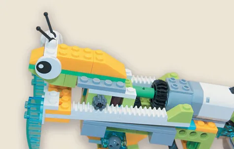 Робот-богомол из конструктора РобоГуру, совместимого с WeDo 2.0, с большими глазами, антеннами и зубчатой рейкой