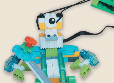 Робот-циклоп из конструктора РобоГуру, совместимого с WeDo 2.0, с одним большим глазом на подъёмном рычаге