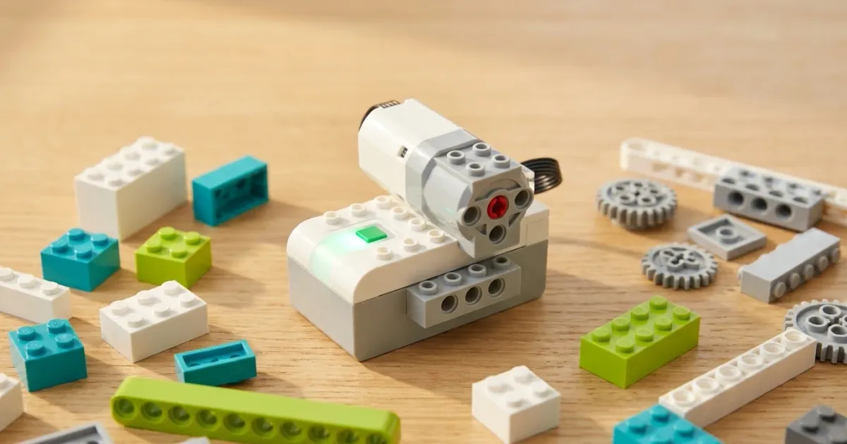 Смарт-хаб и мотор WeDo 2.0 на столе — основные запчасти набора, которые можно заменить