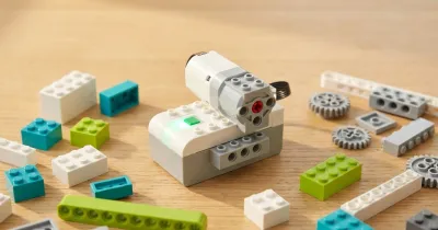 Смарт-хаб и мотор WeDo 2.0 на столе — основные запчасти набора, которые можно заменить