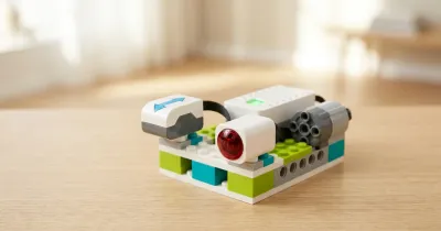 Датчики наклона и движения WeDo 2.0 на модели из конструктора РобоГуру, совместимого с набором