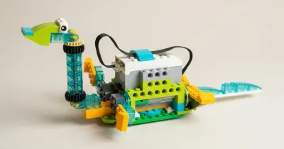 Робот-динозавр плезиозавр из конструктора РобоГуру, совместимого с WeDo 2.0, с длинной шеей и ластами