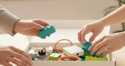 Проверка комплектации набора РобоГуру, совместимого с WeDo 2.0, при получении — руки перебирают детали в коробке