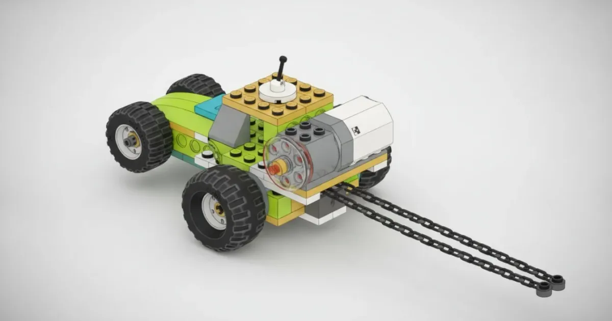 Трактор-тягач из деталей, совместимых с WeDo 2.0: лаймово-жёлтый корпус, задние покрышки заметно крупнее передних, у задней оси лежит белый мотор с прозрачно-голубым шкивом на валу, от кормы уходят две чёрные цепи с кольцами на концах
