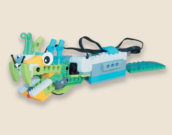 Робот — Колхидский дракон из конструктора РобоГуру, совместимого с WeDo 2.0, с зубастой открывающейся пастью
