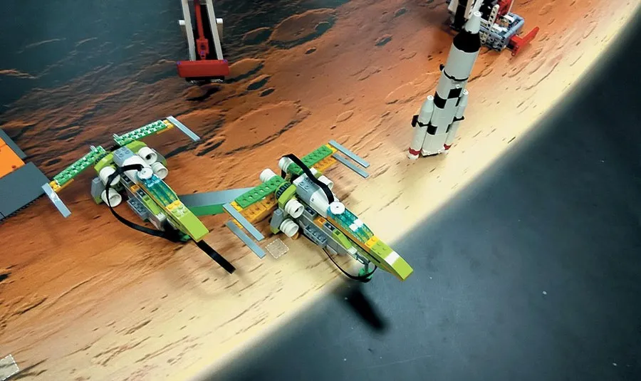 Космические корабли из конструктора РобоГуру, совместимого с WeDo 2.0, на карте марсианской поверхности