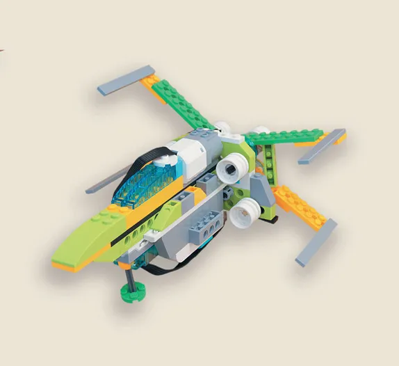 Космический крейсер из конструктора РобоГуру, совместимого с WeDo 2.0, с четырьмя подвижными крыльями и кабиной пилота