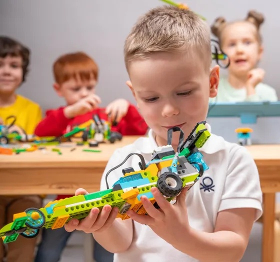 Занятие робототехникой с конструктором РобоГуру, совместимым с WeDo 2.0