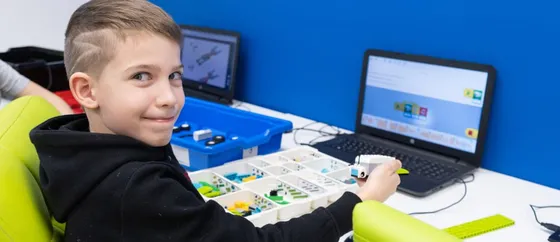Ребёнок играет с моделью из конструктора РобоГуру, совместимого с WeDo 2.0