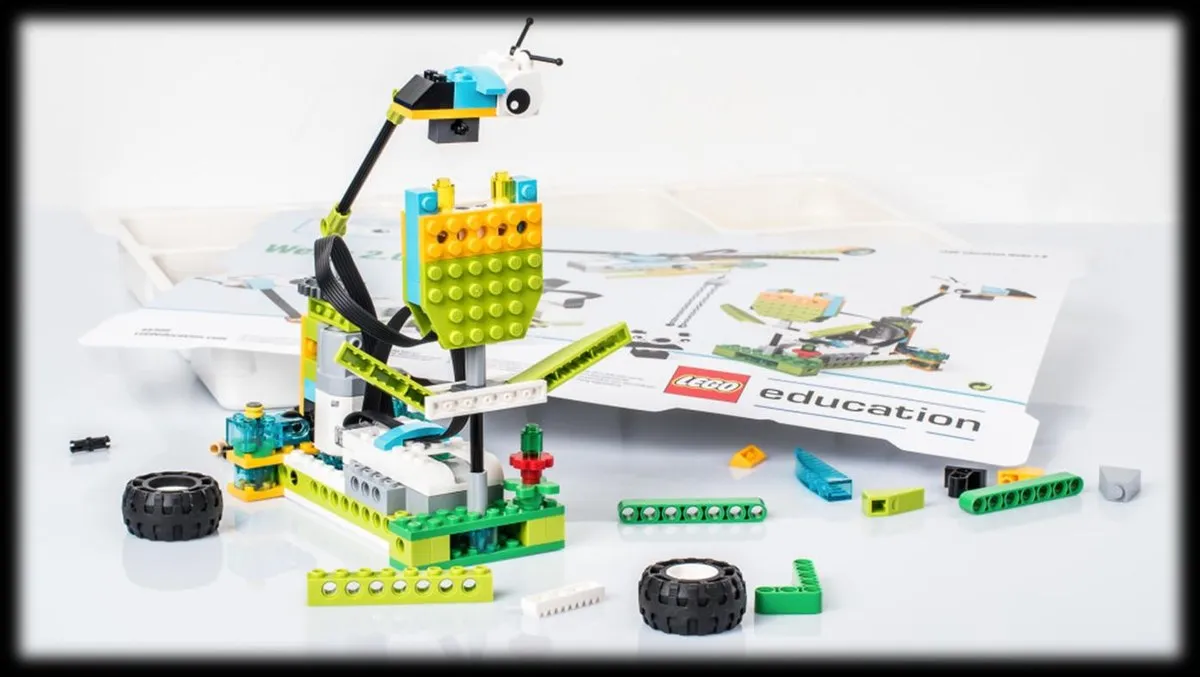 Собранная модель-робот из конструктора РобоГуру, совместимого с WeDo 2.0, — пример того, что получается из набора