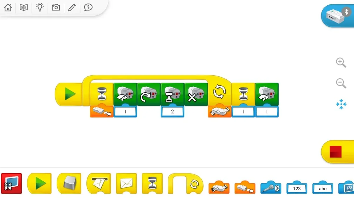 Экран официального приложения LEGO Education WeDo 2.0: палитра блоков и собранная из них программа
