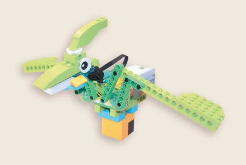 Робот-птеродактиль из конструктора РобоГуру, совместимого с WeDo 2.0, с широкими крыльями и клювом
