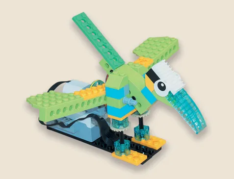 Робот — Стимфалийская птица из конструктора РобоГуру, совместимого с WeDo 2.0, с машущими крыльями и бронзовым клювом
