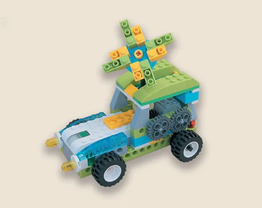 Ровер-3165 из конструктора РобоГуру, совместимого с WeDo 2.0, с колёсами и вращающимся эхолокатором на крыше
