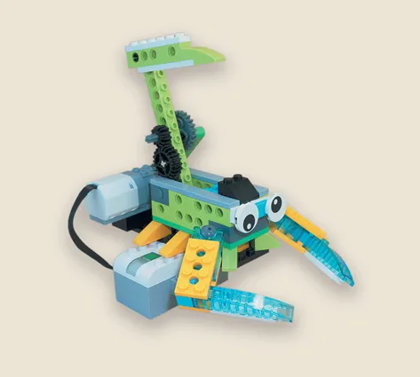 Робот-скорпион из конструктора РобоГуру, совместимого с WeDo 2.0, с поднятым хвостом-жалом и клешнями