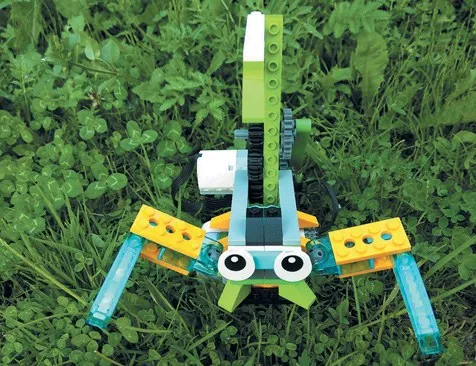 Робот-скорпион, собранный ребёнком из конструктора РобоГуру, совместимого с WeDo 2.0, с глазами-наклейками