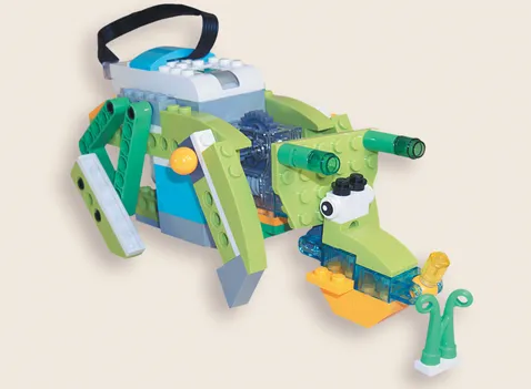 Собранный робот-трицератопс из конструктора РобоГуру, совместимого с WeDo 2.0, с рогами и костяным воротником