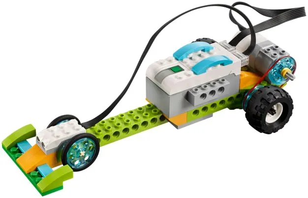 Модель-машинка, собранная из конструктора РобоГуру, совместимого с WeDo 2.0
