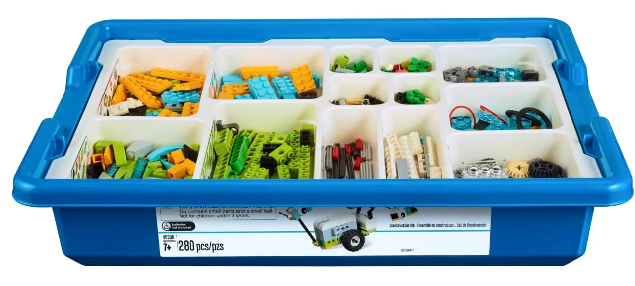 Открытый конструктор РобоГуру, совместимый с WeDo 2.0, с рассортированными деталями в лотках — что внутри коробки